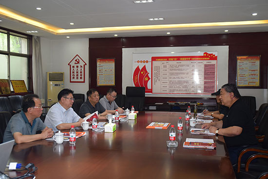 臨汾市市場監(jiān)督管理局局長、非公企業(yè)黨委書記張東紅<br>在科海集團調研非公黨建工作